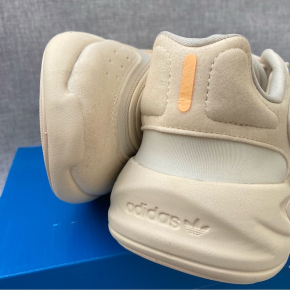 Adidas Ozelia Women's Size 10 - Picture 3 of 3